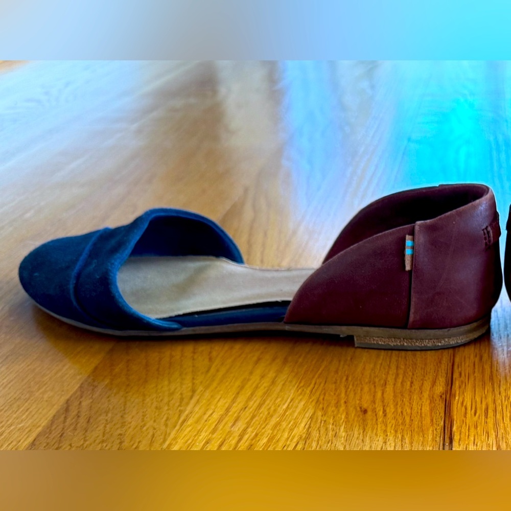 Toms Navy Blue and Leather Flats (sz 9.5)